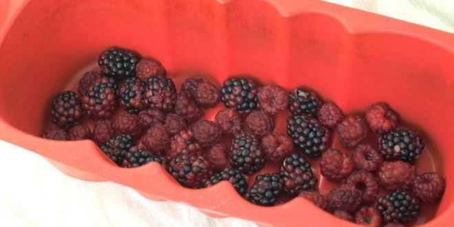 Рецепт шоколадной шарлотки с ягодами