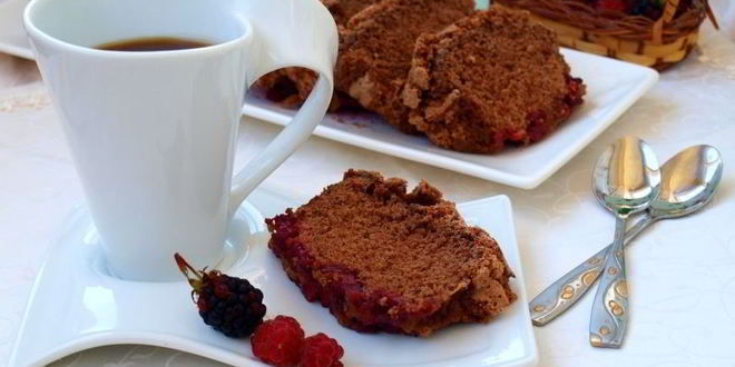 Рецепт шоколадной шарлотки с ягодами