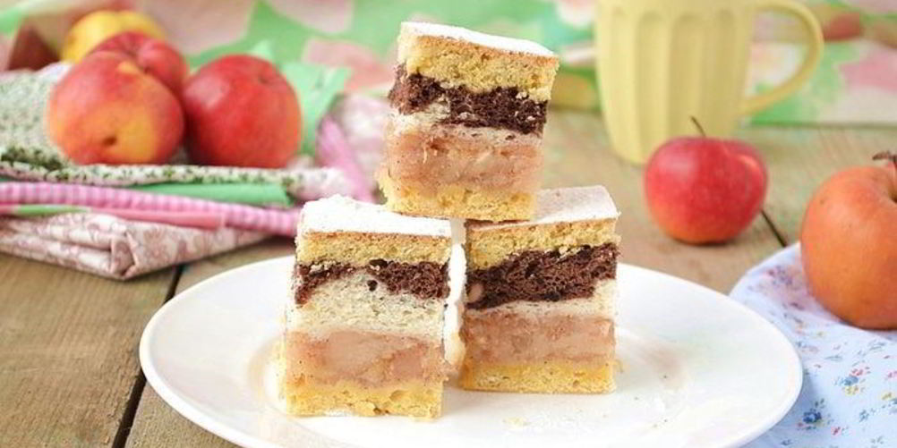 Как приготовить яблочную шарлотку под двухцветным бисквитом