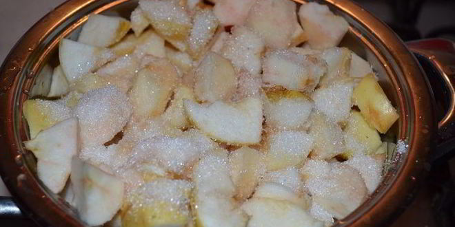 Рецепт яблочной шарлотки под двухцветным бисквитом