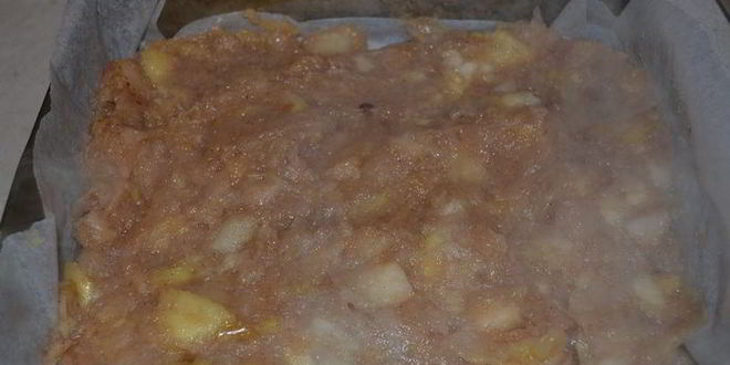 Рецепт яблочной шарлотки под двухцветным бисквитом