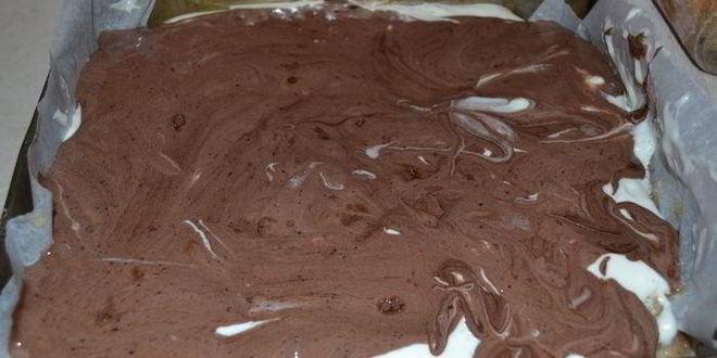 Рецепт яблочной шарлотки под двухцветным бисквитом