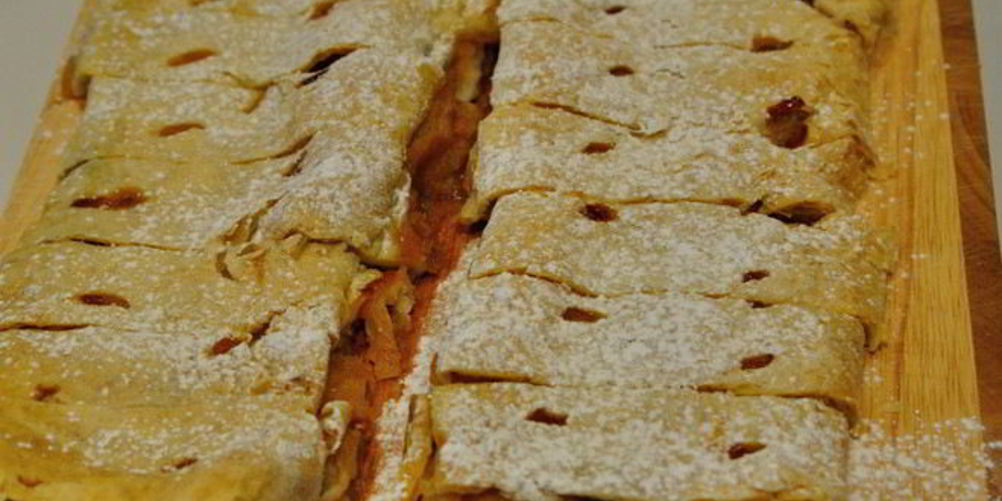 Как приготовить штруделя из готового слоеного теста с яблочной и творожной начинкой