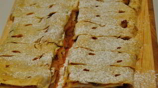 Рецепт Штруделя из готового слоеного теста с яблочной и творожной начинкой