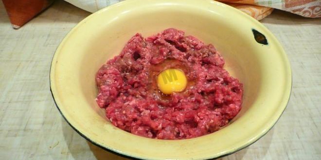 Рецепт штруделя с мясом из слоеного теста