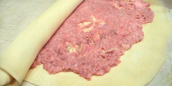 Рецепт штруделя с мясом из слоеного теста