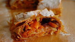 Рецепт Штруделя с тыквой, изюмом и вяленой вишней