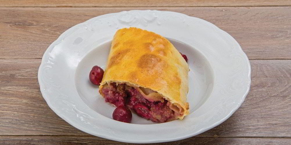 Как приготовить штруделя с вишней, маскарпоне и миндалем