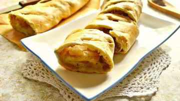 Рецепт Яблочного штруделя из слоеного бездрожжевого теста