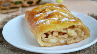Рецепт Яблочного штруделя из слоеного теста