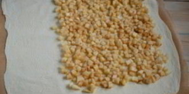 Рецепт яблочного штруделя из слоеного теста