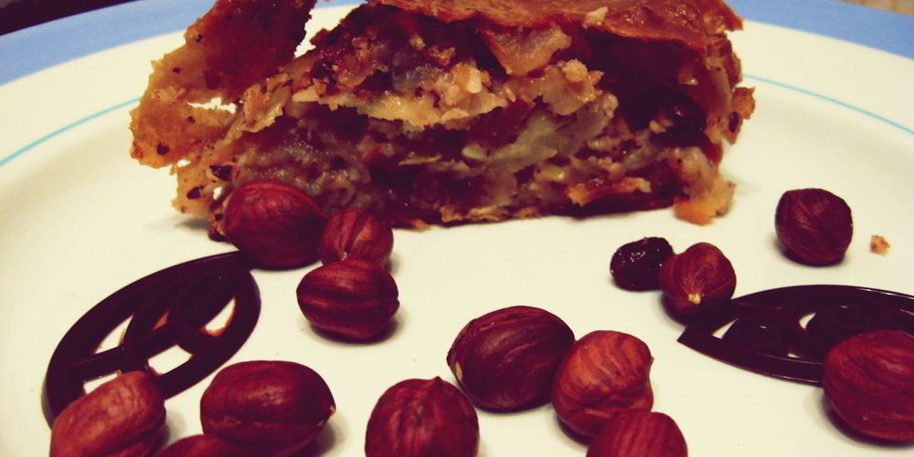 Как приготовить яблочного штруделя с орехами, изюмом и корицей