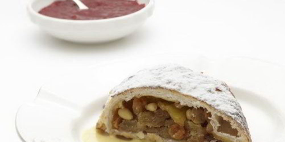 Как приготовить яблочного штруделя с ванильным соусом и малиновым джемом