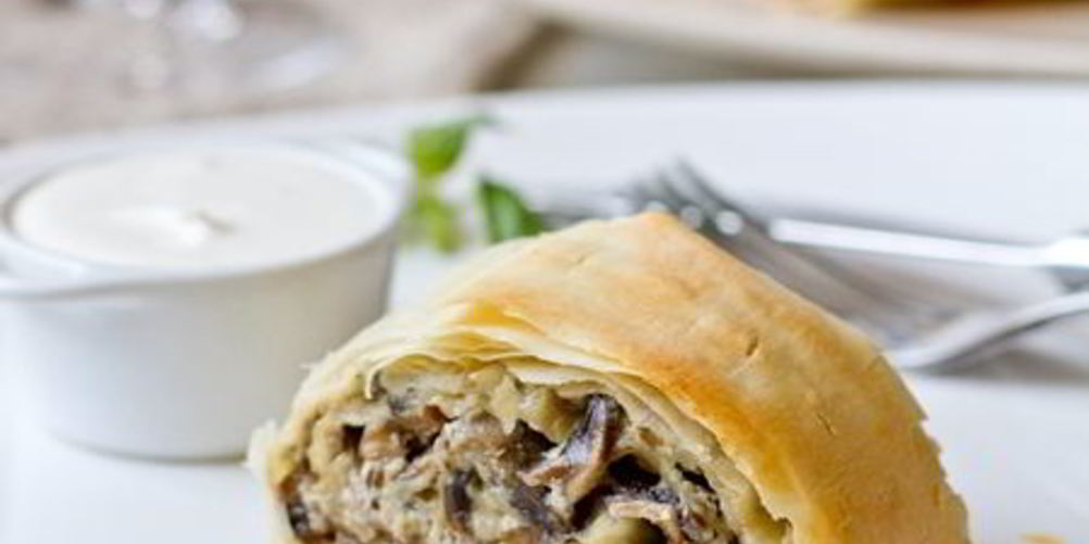 Как приготовить закусочного штруделя с грибами и сыром