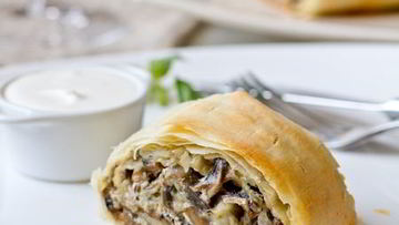Рецепт Закусочного штруделя с грибами и сыром