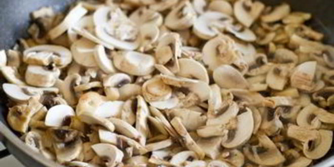 Рецепт закусочного штруделя с грибами и сыром