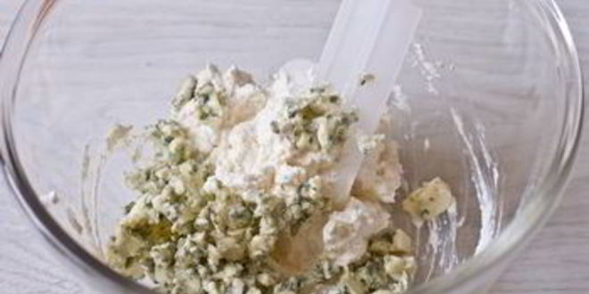 Рецепт закусочного штруделя с грибами и сыром