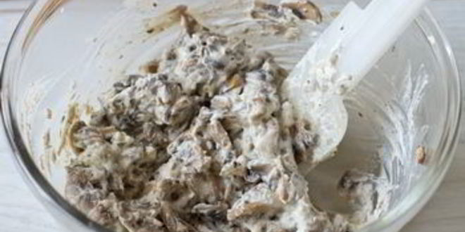 Рецепт закусочного штруделя с грибами и сыром