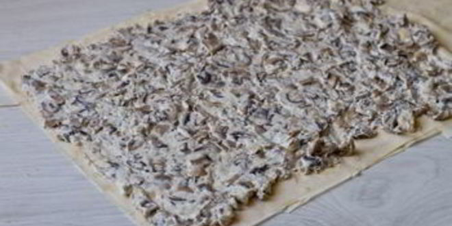 Рецепт закусочного штруделя с грибами и сыром