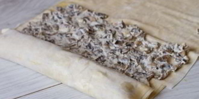 Рецепт закусочного штруделя с грибами и сыром