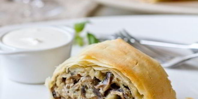 Рецепт закусочного штруделя с грибами и сыром