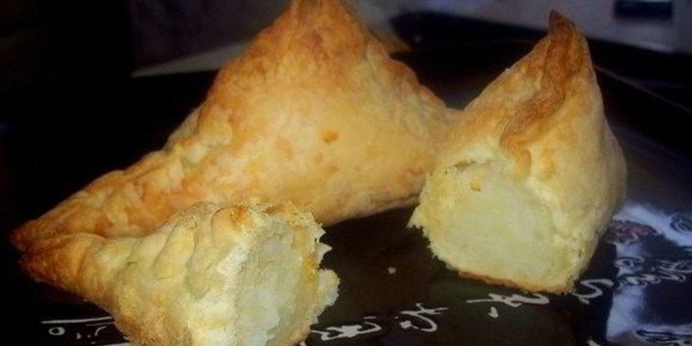 Как приготовить слоено-дрожжевые конвертики с картофелем и сыром