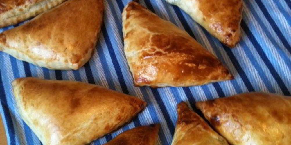 Как приготовить слоеные конвертики с сырной начинкой