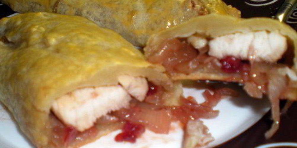 Как приготовить слойку с белым мясом птицы и луково-брусничным конфитюром