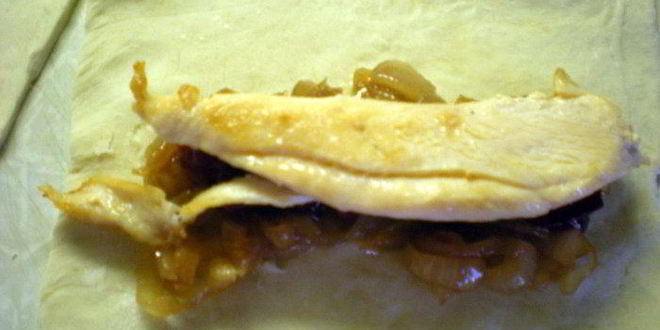 Рецепт слойки с белым мясом птицы и луково-брусничным конфитюром