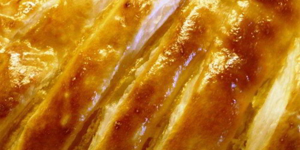 Как приготовить слойки с абрикосовым джемом и сливовым конфитюром