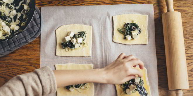 Рецепт слоек с фетой и шпинатом