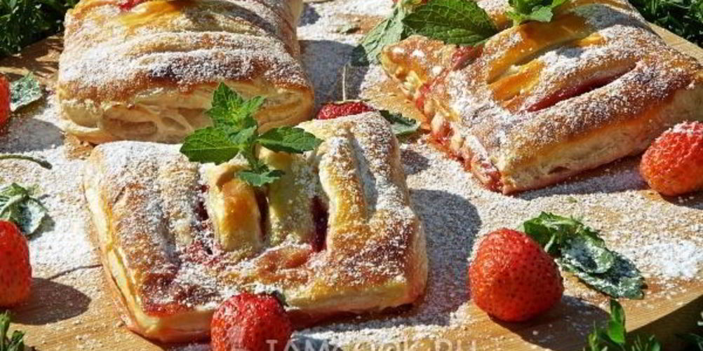 Как приготовить слойки с клубникой из слоеного теста
