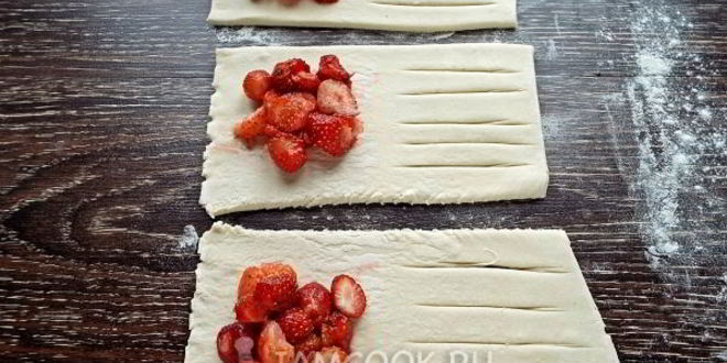 Рецепт слоек с клубникой из слоеного теста