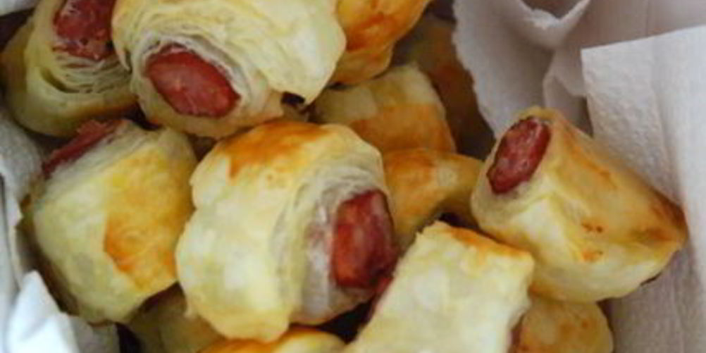 Как приготовить слойки с колбасой