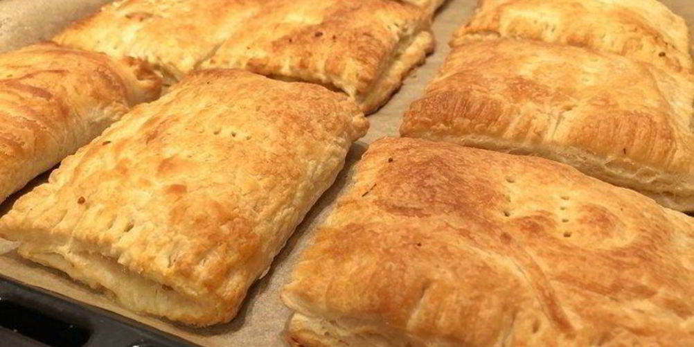 Как приготовить слойки с копченым мясом и сыром