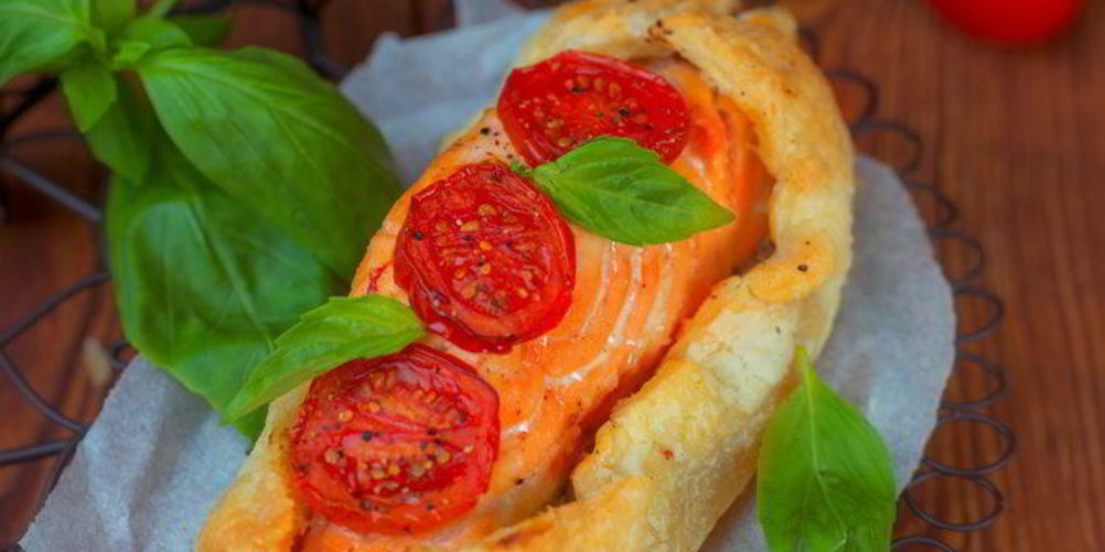 Как приготовить слойки с лососем и помидорами черри