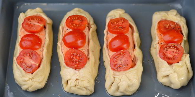 Рецепт слоек с лососем и помидорами черри