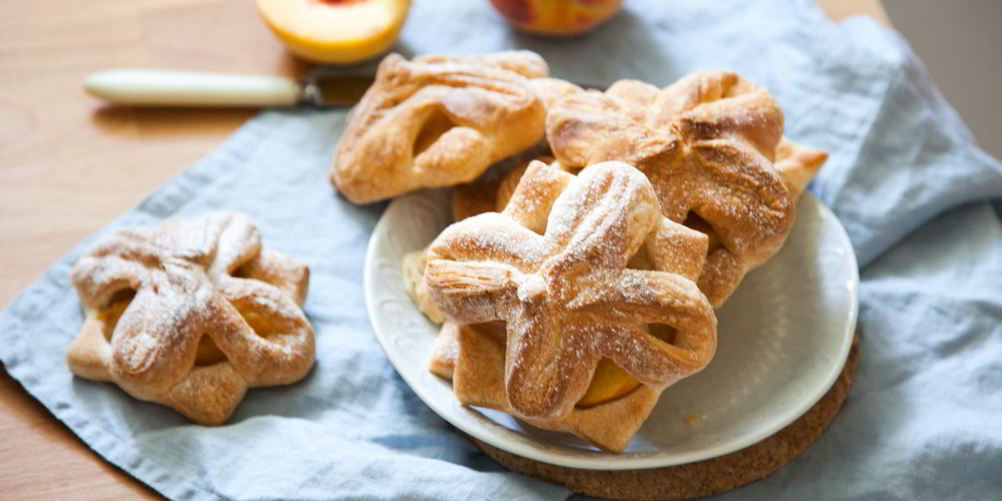 Как приготовить слойки с персиками