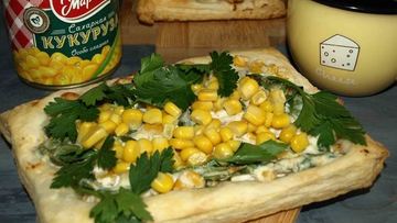 Рецепт Слоек с рикоттой, шпинатом и сладкой кукурузой