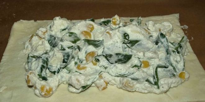 Рецепт слоек с рикоттой, шпинатом и сладкой кукурузой
