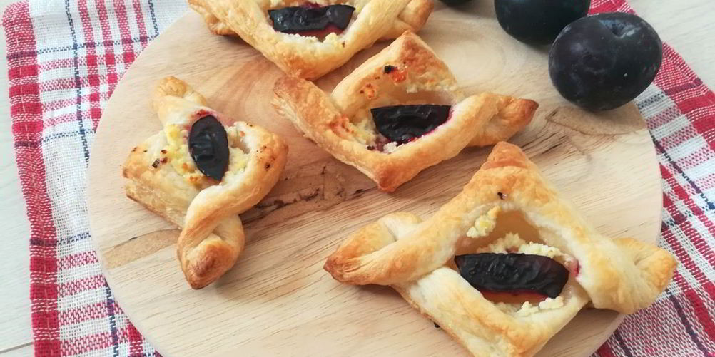 Как приготовить слойки с творогом и сливой