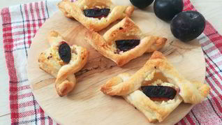 Рецепт Слоек с творогом и сливой