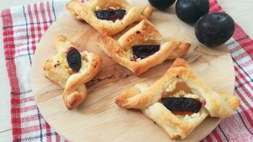 Рецепт Слоек с творогом и сливой