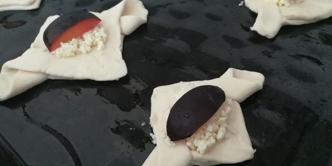 Рецепт слоек с творогом и сливой