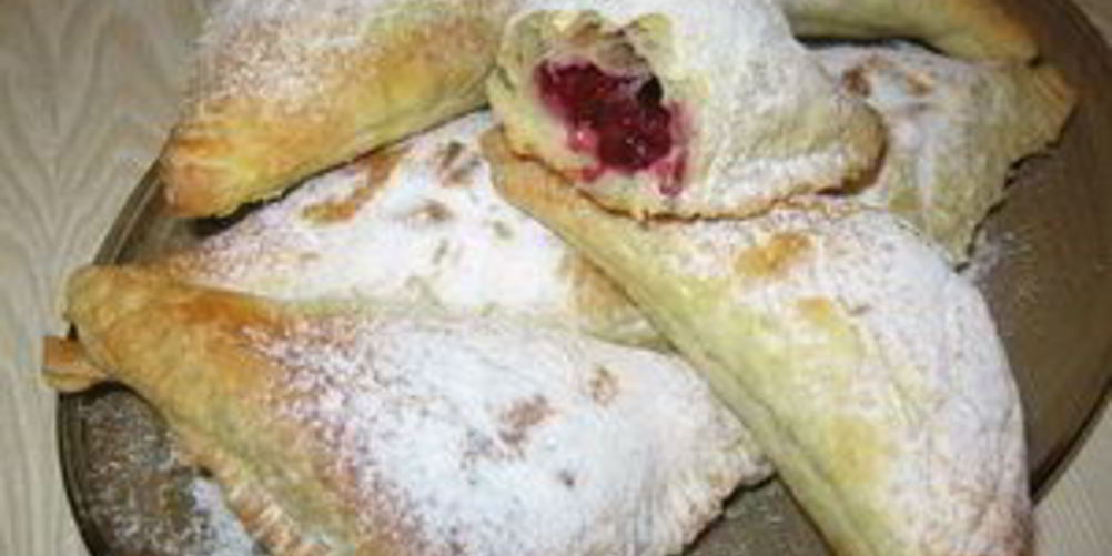 Как приготовить слойки с вишней