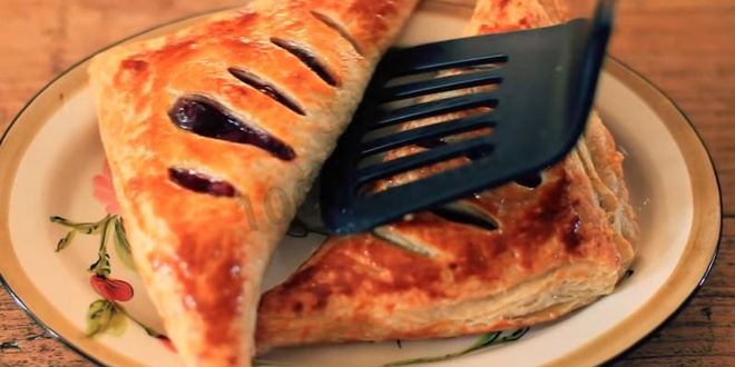 Рецепт слоек со свежесваренным вареньем из слоеного теста