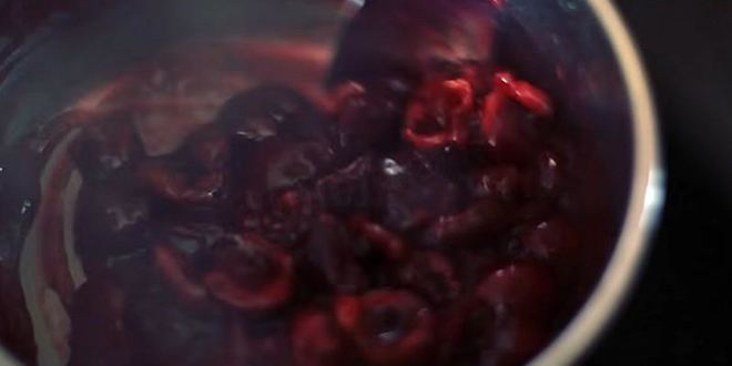 Рецепт слоек со свежесваренным вареньем из слоеного теста