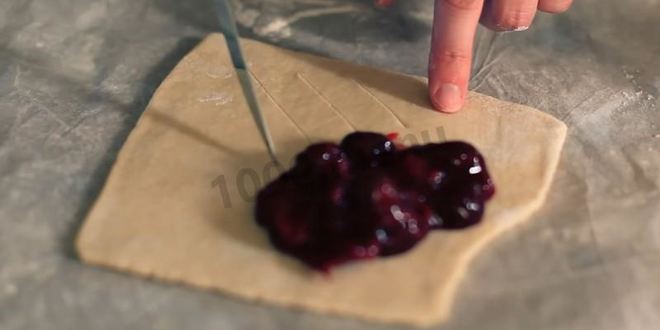 Рецепт слоек со свежесваренным вареньем из слоеного теста