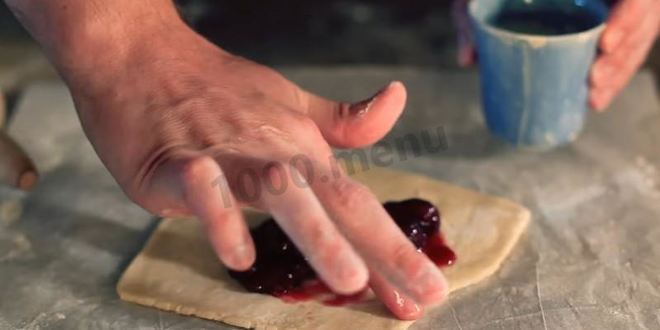 Рецепт слоек со свежесваренным вареньем из слоеного теста