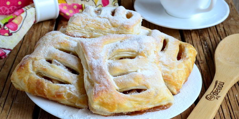Как приготовить сочные слойки с яблоками